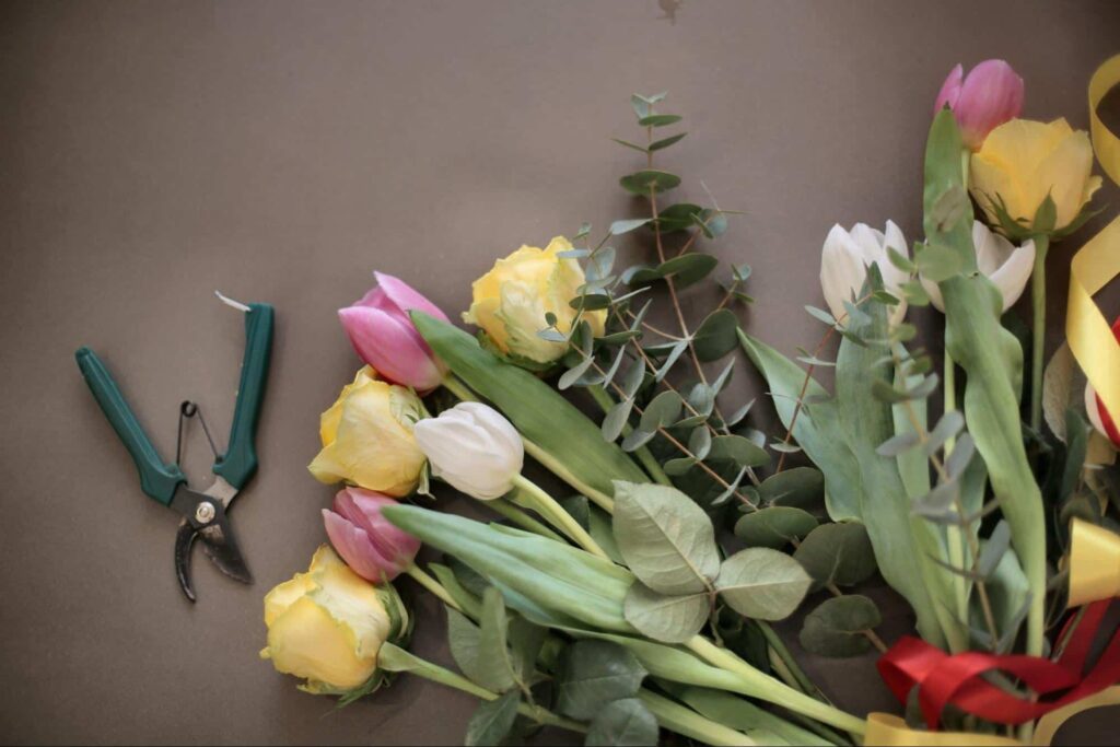 What are customization options for Moses-in-the-Cradle bouquets