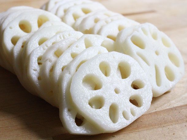 How can white lotus flowers be used in cooking