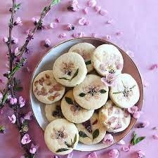 How can peach blossom flowers be used in cooking