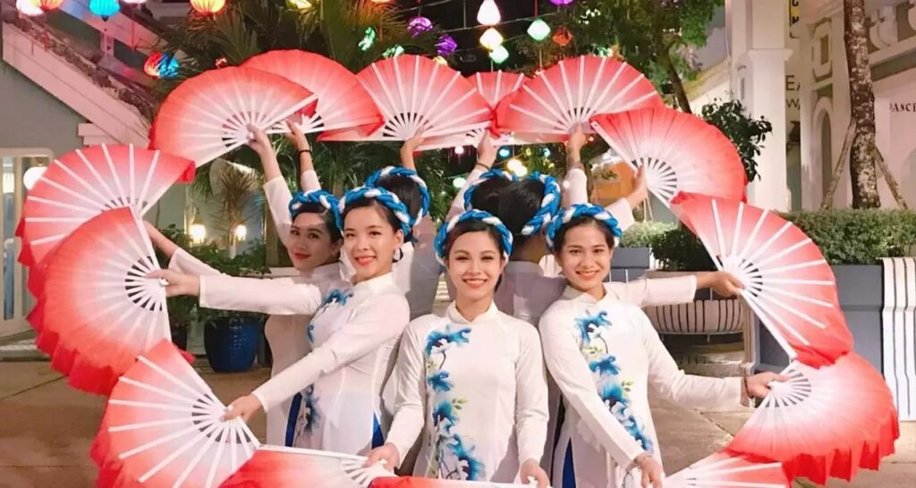 What are the cultural associations of peach blossom flowers